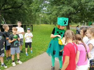 Подробнее о статье 🍃🌳☘В парке «Дубки» м. о. Чехов успешно прошло увлекательное мероприятие, объединившее активные игры и творческое занятие